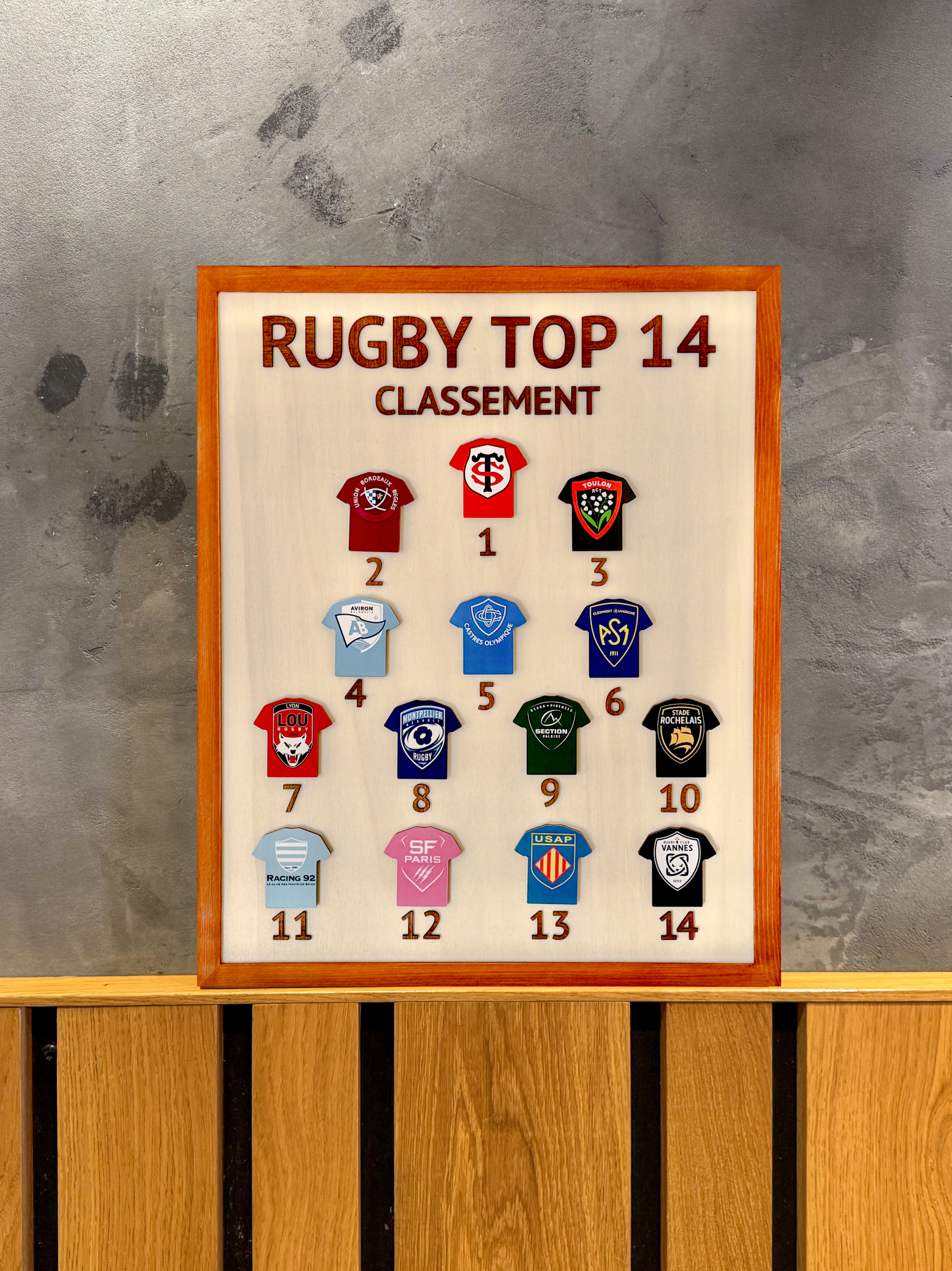 Tableau magnétique Top 14 en bois avec maillots aimantés des équipes de rugby, fabrication artisanale, 40x50 cm.